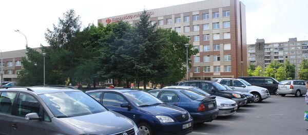 Автостоянка у поликлиники Каролинишкес в Вильнюсе - Sputnik Литва