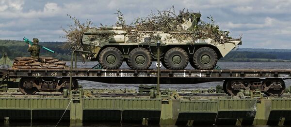Бронетранспортер на платформе эшелона с военной техникой, архивное фото - Sputnik Литва