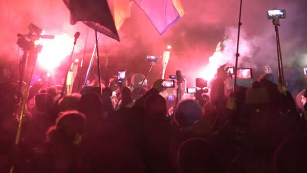 Участники евромайдана провели в Киеве факельное шествие - Sputnik Lietuva