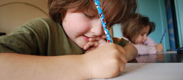 Ребенок рисует Ребенок рисует - Sputnik Lietuva