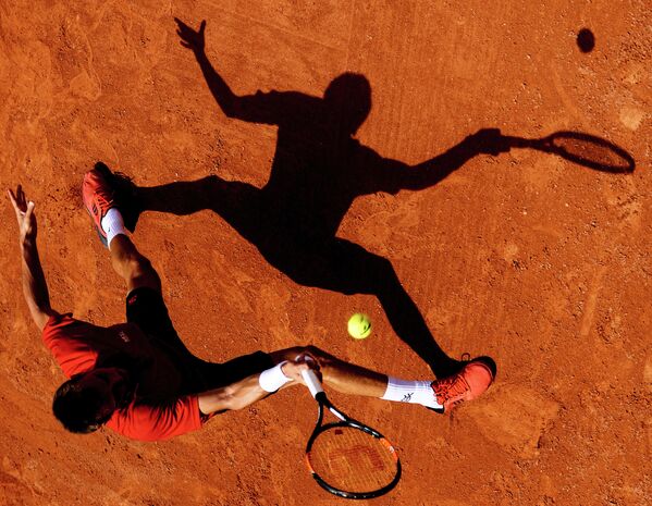 Французский теннисист Бенжамен Бонзи сражается против россиянина Даниила Медведева во время матча Открытого Чемпионата Франции - Sputnik Литва