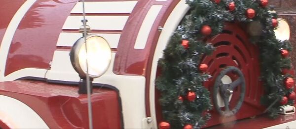 Vilniuje į gatves išriedėjo šventiškiausias traukinukas Vilniuje į gatves išriedėjo šventiškiausias traukinukas - Sputnik Lietuva