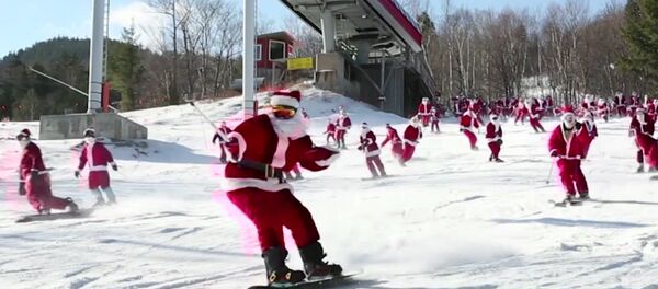 Массовый лыжный забег Санта-Клаусов в США Массовый лыжный забег Санта-Клаусов в США - Sputnik Литва