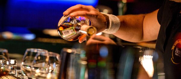 Бармен разливает напитки, архивное фото - Sputnik Литва