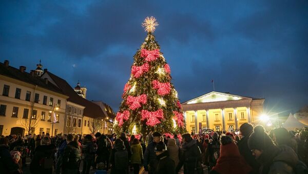 Рождественская елка на Ратушной площади в Вильнюсе 2017 - Sputnik Lietuva