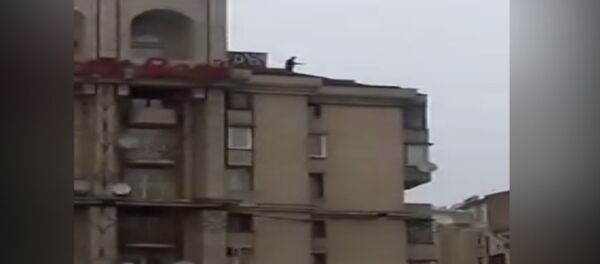 Кадры с Саакашвили на крыше восьмиэтажного дома в Киеве - Sputnik Литва