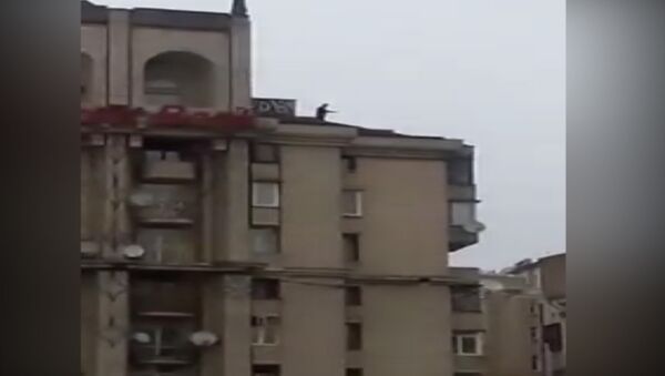 Кадры с Саакашвили на крыше восьмиэтажного дома в Киеве - Sputnik Литва