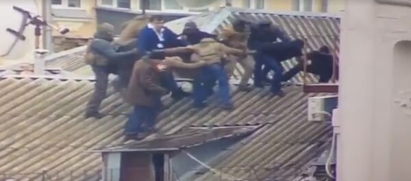 Видеофакт: как снимали с крыши связанного с Януковичем Саакашвили Видеофакт: как снимали с крыши связанного с Януковичем Саакашвили - Sputnik Lietuva