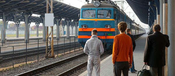 Железнодорожная станция, прибывающий поезд - Sputnik Литва