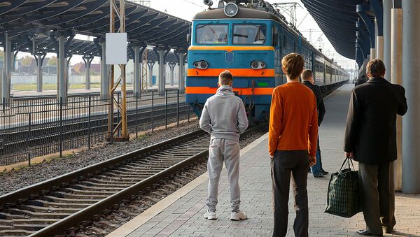Железнодорожная станция, прибывающий поезд - Sputnik Литва