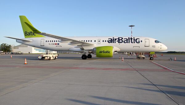 Самолет Air Baltic Bombardier CS300 аэропорту Рига - Sputnik Lietuva