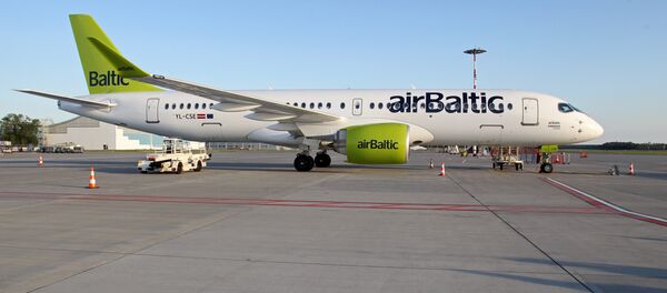 Самолет Air Baltic Bombardier CS300 аэропорту Рига - Sputnik Lietuva