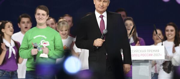 Президент РФ В. Путин принял участие в церемонии вручения премии Доброволец России - 2017 Президент РФ В. Путин принял участие в церемонии вручения премии Доброволец России - 2017 - Sputnik Lietuva