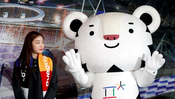 Почетный посол Ким Юна смотрит на олимпийский талисман Soohorang - Sputnik Lietuva