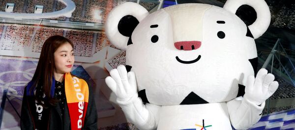 Почетный посол Ким Юна смотрит на олимпийский талисман Soohorang - Sputnik Lietuva