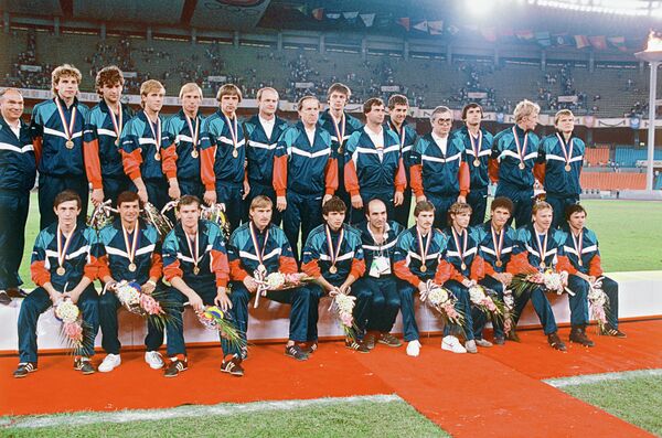 Олимпийская сборная команда СССР по футболу - чемпионы XXIV Олимпийских игр в Сеуле (Южная Корея) - Sputnik Литва