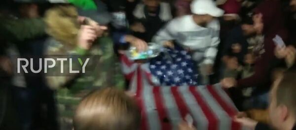 В Палестине протестующие сожгли флаг США после заявления Трампа о Иерусалиме - Sputnik Литва