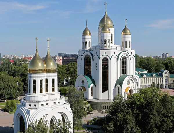 Собор Христа Спасителя (на заднем плане) и Церковь Петра и Февронии - Sputnik Литва