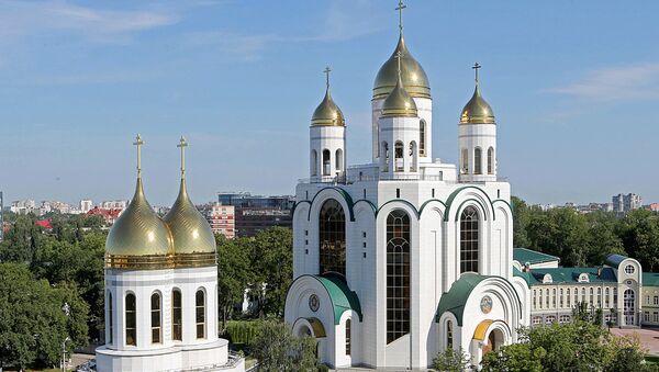Собор Христа Спасителя (на заднем плане) и Церковь Петра и Февронии  - Sputnik Lietuva