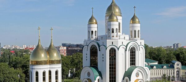 Собор Христа Спасителя (на заднем плане) и Церковь Петра и Февронии Собор Христа Спасителя (на заднем плане) и Церковь Петра и Февронии - Sputnik Lietuva