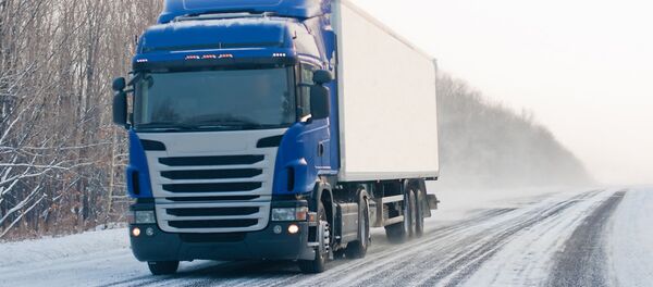 Грузовик на зимней дороге, архивное фото Грузовик на зимней дороге, архивное фото - Sputnik Литва