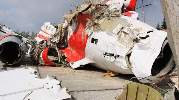 Обломки польского правительственного самолета Ту-154 на охраняемой площадке аэродрома в Смоленске  - Sputnik Литва