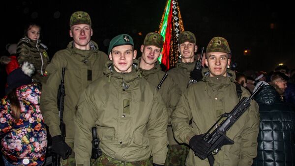 Солдаты помогли зажечь Рождественскую елку в Йонаве - Sputnik Lietuva