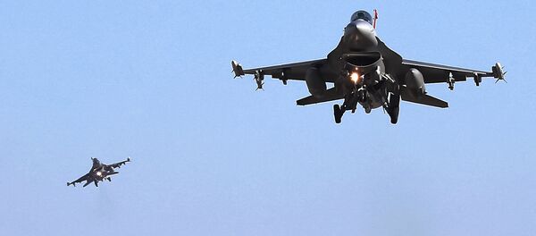 Истребитель F-16 в воздухе Истребитель F-16 в воздухе - Sputnik Литва