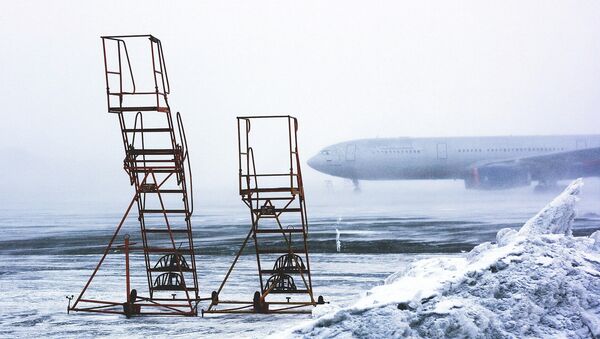 Снег в аэропорту, архивное фото - Sputnik Литва