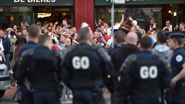 Французская полиция наблюдает за футбольными фанатами во время Чемпионата Европы 2016 ода - Sputnik Литва