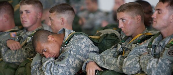 Солдаты в ожидании прыжка с парашютом Солдаты в ожидании прыжка с парашютом - Sputnik Литва