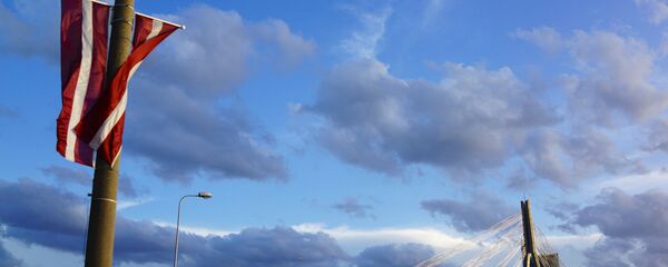 Флаг Латвии на фоне города Флаг Латвии на фоне города - Sputnik Литва