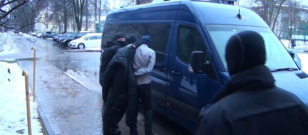 Сотрудники ФСБ показали компоненты бомбы, найденной при задержании членов ячейки ИГ* Сотрудники ФСБ показали компоненты бомбы, найденной при задержании членов ячейки ИГ* - Sputnik Литва