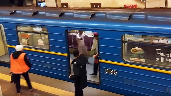 Голый мужик в метро - Декабрь - Sputnik Литва