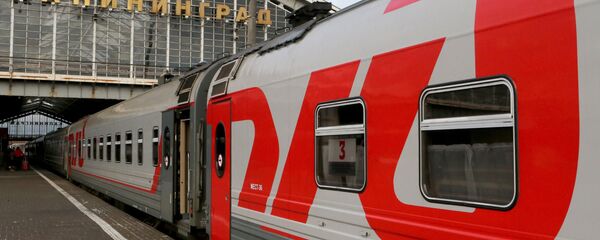 Фирменный поезд Янтарь, следующий по маршруту Москва-Калининград, на Южном вокзале Калининграда, архивное фото - Sputnik Литва