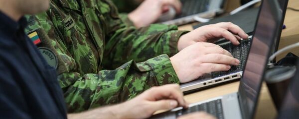 Военные за компьютерами, архивное фото - Sputnik Литва