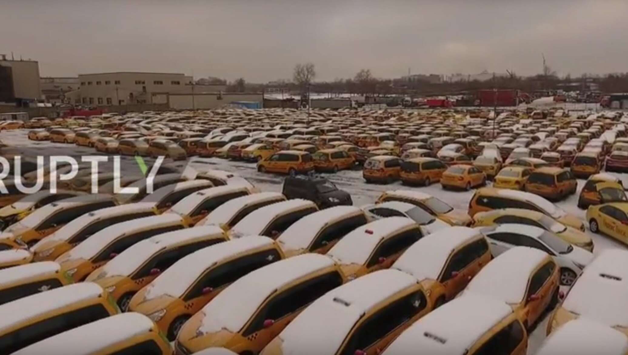 Стоянка желтых машин