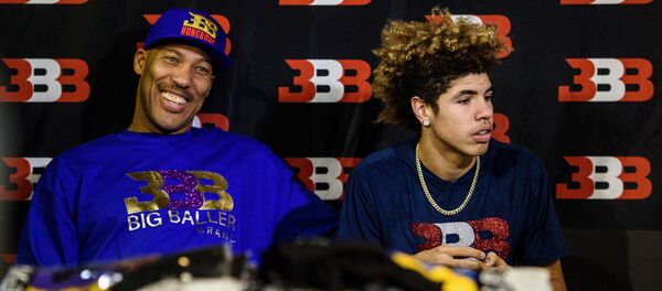 отец баскетболиста LiAngelo Ball и владелец бренда Big Baller, сидит со своим другим сыном LaMelo Ball отец баскетболиста LiAngelo Ball и владелец бренда Big Baller, сидит со своим другим сыном LaMelo Ball - Sputnik Lietuva