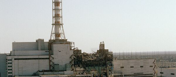 Вид на Чернобыльскую АЭС со стороны четвертого реактора, который был разрушен в результате взрыва, архивное фото - Sputnik Литва