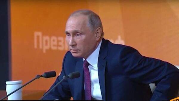 Путин пошутил про военные расходы в России, рассказав анекдот про кортик и часы - Sputnik Литва