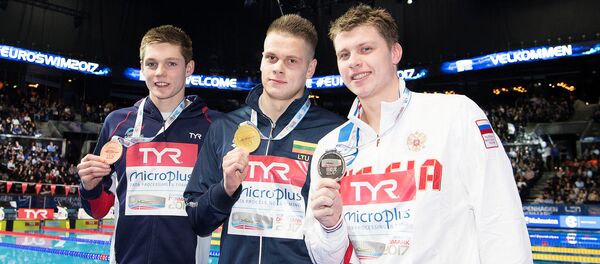 Пловец Данас Рапшис во время церемонии награждения - Sputnik Литва