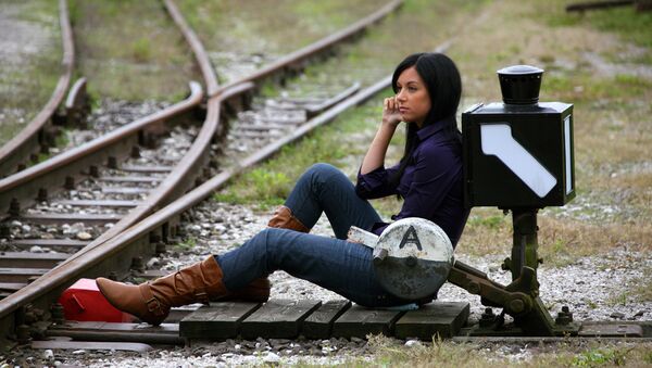 Девушка сидит на железнодорожной стрелке - Sputnik Литва
