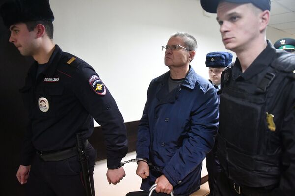 Экс-министр экономического развития Алексей Улюкаев (в центре) после оглашения приговора в Замоскворецком суде Москвы Экс-министр экономического развития Алексей Улюкаев (в центре) после оглашения приговора в Замоскворецком суде Москвы - Sputnik Lietuva