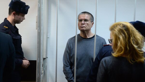 Экс-министр экономического развития Алексей Улюкаев (в центре) во время оглашения приговора в Замоскворецком суде Москвы - Sputnik Lietuva