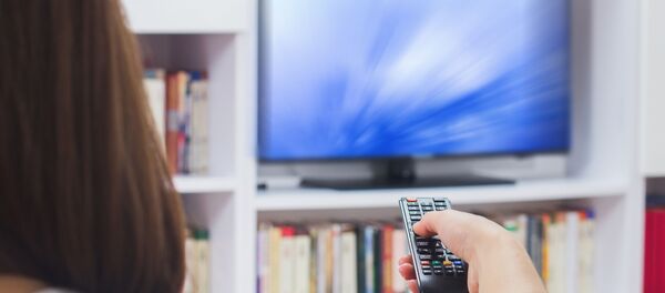 Девушка перед телевизором - Sputnik Литва