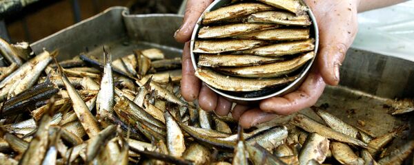 Фасовка консервов на рыбоконсервном комбинате, архивное фото - Sputnik Литва