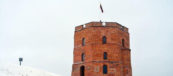 Башня Гедиминаса замка на холме в Вильнюсе Башня Гедиминаса замка на холме в Вильнюсе - Sputnik Литва