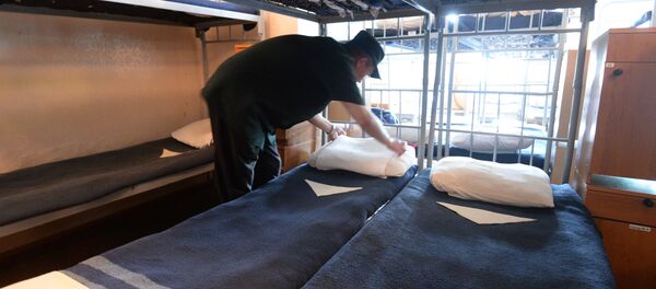 Заключенный заправляет постель, архивное фото - Sputnik Литва