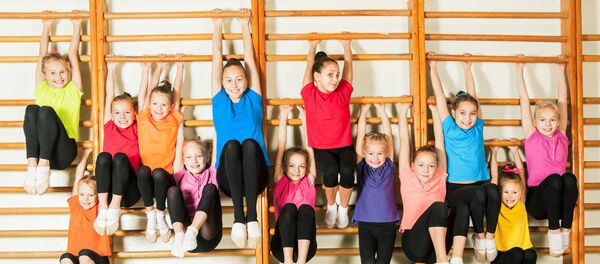 Дети в тренажерном зале на шведской стенке Дети в тренажерном зале на шведской стенке - Sputnik Lietuva