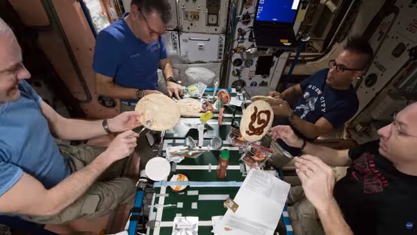Космонавты мкс приготовили пиццу в космосе - Sputnik Литва